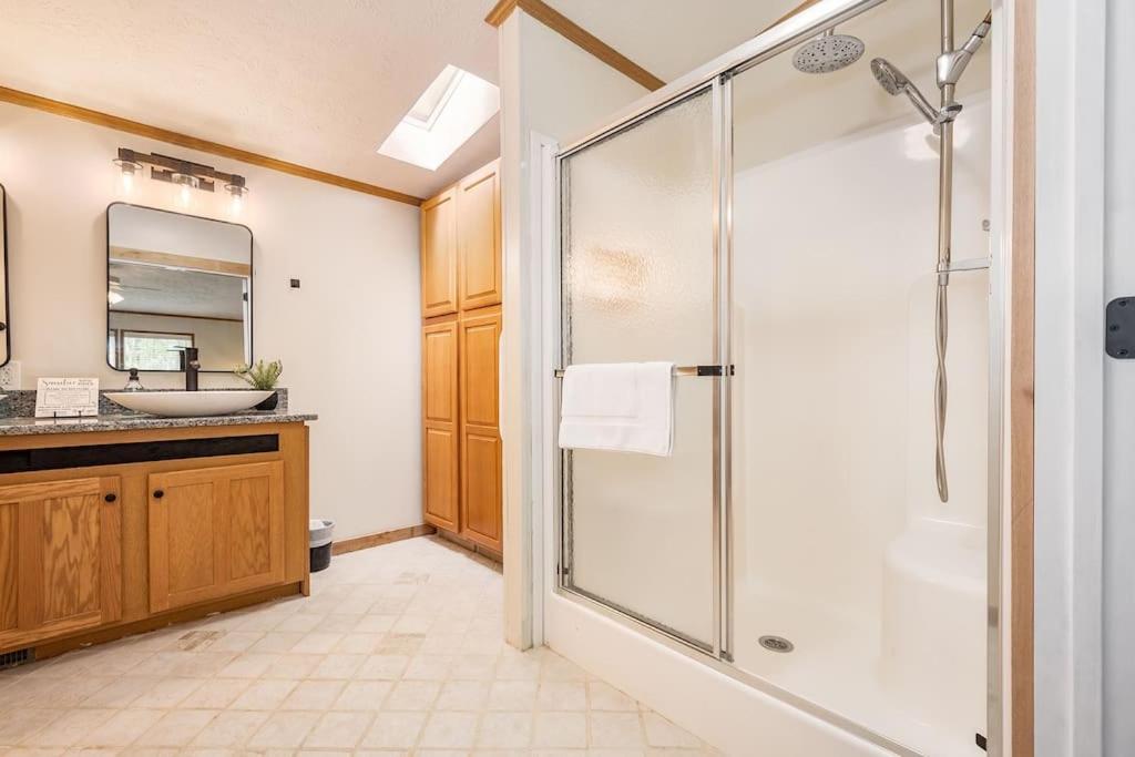 *Entire House • Sleeps 9 • Hot Tub • Pets Welcome* McHenry Exterior foto