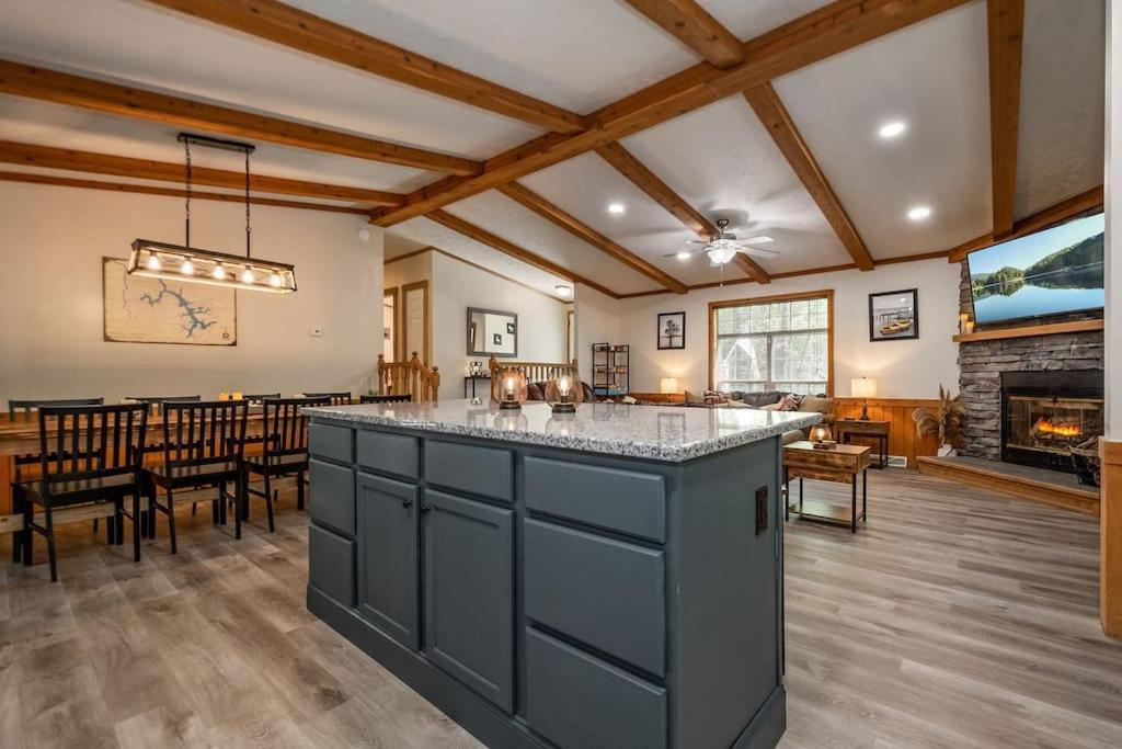 *Entire House • Sleeps 9 • Hot Tub • Pets Welcome* McHenry Exterior foto